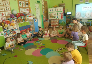 Mama Mikołaja czyta dzieciom bajkę pt. "Aladyn".