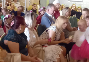 Dzieci wręczają gniotki antystresowe.