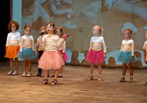 Hania recytuje rymowankę. W tle prezentacja multimedialna.