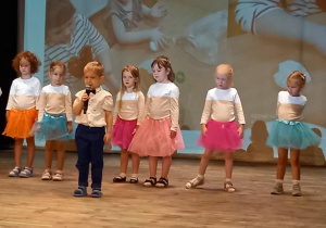 Wojtuś recytuje rymowankę.