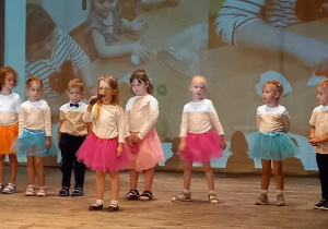 Oliwia recytuje rymowankę.