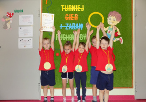 Maciek, Julka, Ala, Igor i Tymon- Zawodnicy z grupy "Żabki" prezentują swoje medale i dyplom