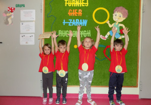 Ania, Paweł, Zuzia i Adam- Zawodnicy z grupy "Myszki" prezentują swoje medale i dyplom
