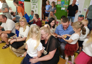 Dzieci wręczają upominki swoim Rodzicom.