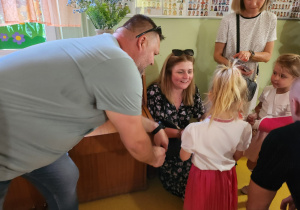 Dzieci wręczają upominki swoim Rodzicom.