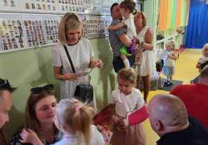 Dzieci wręczają upominki swoim Rodzicom.
