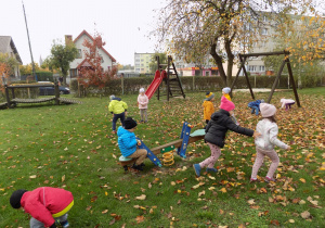 Dzieci z grupy "Pszczółki" w ogrodzie przedszkolnym