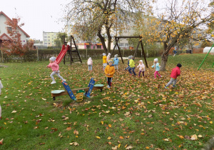 Dzieci z grupy "Pszczółki" w ogrodzie przedszkolnym
