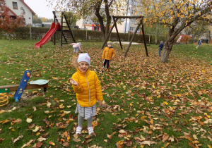 Lilly bawi się jesiennym liściem