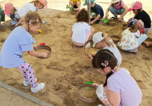 Zajęcia "Mały Paleontolog"- dzieci poszukują szczątków dinozaurów.