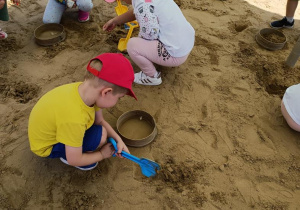 Zajęcia "Mały Paleontolog"- dzieci poszukują szczątków dinozaurów.