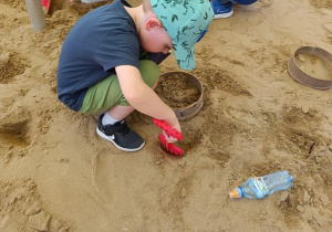 Zajęcia "Mały Paleontolog"- dzieci poszukują szczątków dinozaurów.