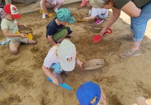 Zajęcia "Mały Paleontolog"- dzieci poszukują szczątków dinozaurów.