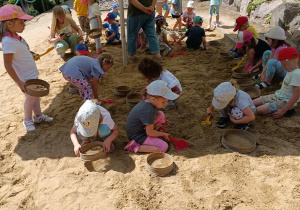 Zajęcia "Mały Paleontolog"- dzieci poszukują szczątków dinozaurów.