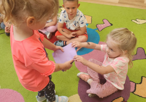 Wiktoria wręcza upominek Zosi.