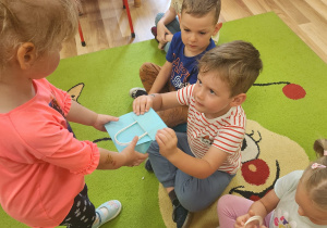 Wiktoria wręcza upominek Jasiowi B.