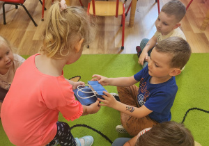 Wiktoria wręcza upominek Adasiowi G,