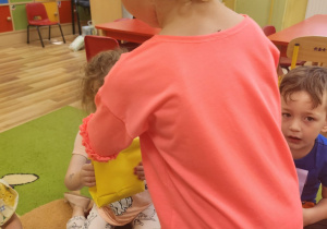 Wiktoria wręcza upominek Basi.