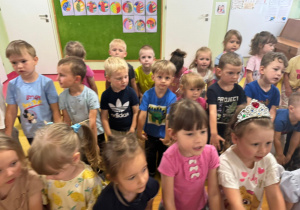 Dzieci wykonują ruchy wg instrukcji prowadzącego.