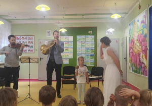 Alicja gra na instrumencie.