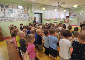 Dzieci z zaangażowaniem biorą dział w audycji.