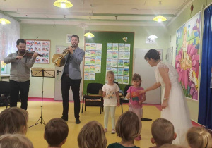 Hania gra na instrumencie.