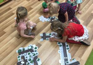 Dzieci chętnie się bawią puzzlami.