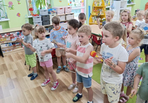 Przedszkolna orkiestra w wykonaniu dzieci.