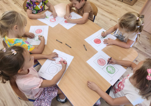 Dzieci wykonują swoją pracę.