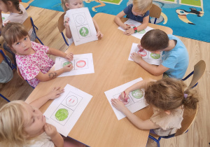 Dzieci wykonują swoją pracę.