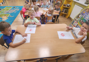 Dzieci wykonują swoją pracę.