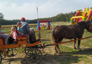 Dzieci podczas przejażdżki bryczką