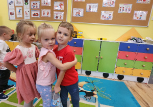 Ola składa życzenia urodzinowe Adasiowi.