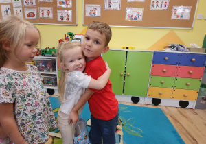 Tosia składa życzenia urodzinowe Adasiowi.
