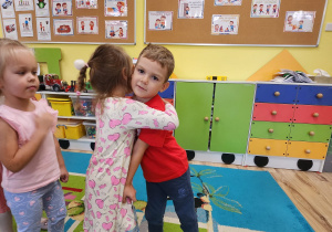 Pola składa życzenia urodzinowe Adasiowi.