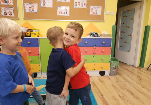 Jeremi składa życzenia urodzinowe Adasiowi.