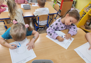 Pola i Apolonia tworzą dzieło z kropki.