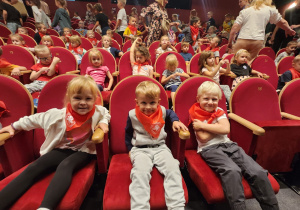 Julia.B, Jeremi i Adaś W. podczas spektaklu.