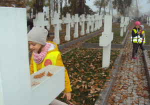 Julka i Lenka sprzątają na grobach nieznanych żołnierzy