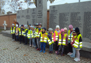 Dzieci z grupy "Kreciki" na Cmentarzu