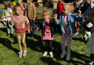 Pola, Wiktoria K i Ola podczas zabawy.
