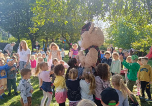 Zabawy z prześlicznym kotkiem.