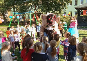 Zabawy z prześlicznym kotkiem.