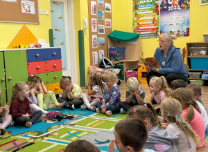 Odwiedziny Pani z Biblioteki Pedagogicznej w ramach akcji ,,Głośnego czytanie"