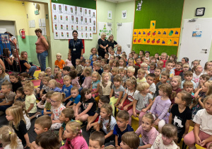 Dzieci z zaangażowaniem odpowiadały na pytania.
