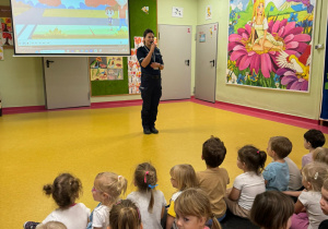 Dzieci uważnie słuchały Pani Policjantki.