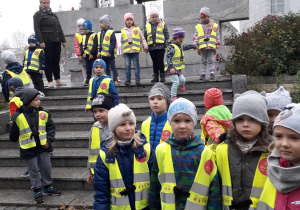 Dzieci z grupy "Jaskółki" pod pomnikiem Poległych Harcerzy i Harcerek