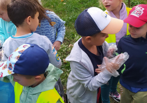 Dzieci podczas akcji sprzątania świata