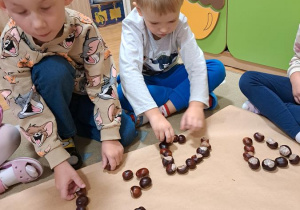 Zabawy matematyczne z kasztanami.