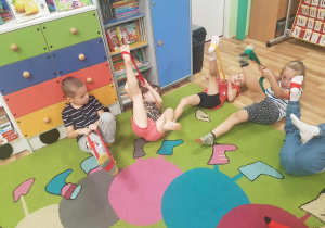 "Żabki" w trakcie ćwiczeń gimnastycznych.